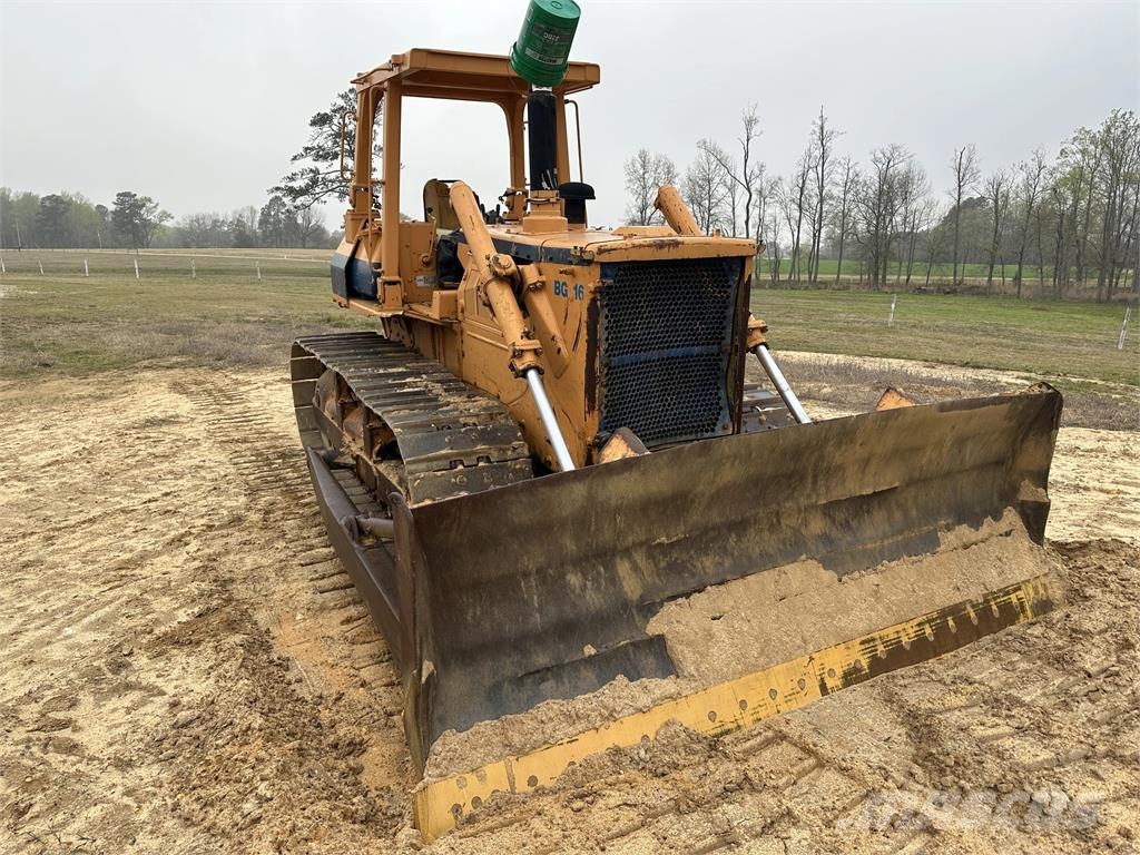 Komatsu D65E-8 بلدوزرات مجنزرة