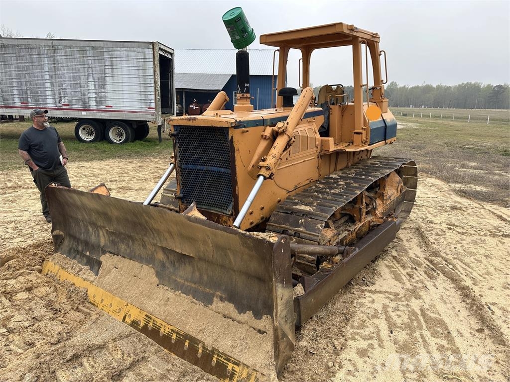 Komatsu D65E-8 بلدوزرات مجنزرة