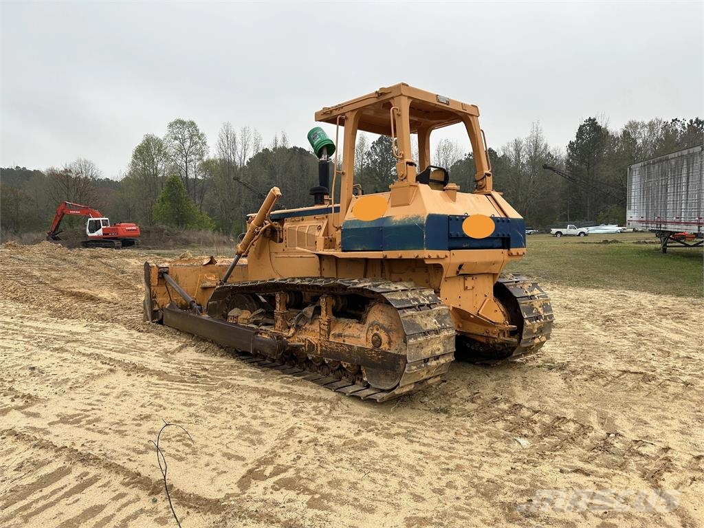 Komatsu D65E-8 بلدوزرات مجنزرة
