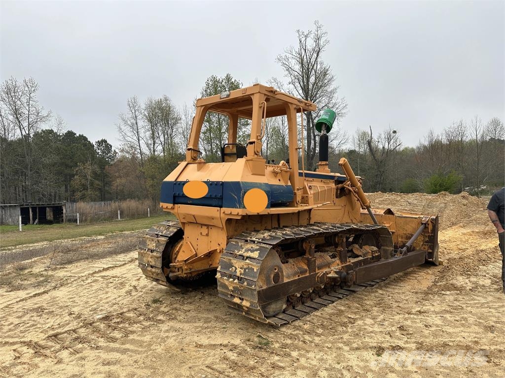 Komatsu D65E-8 بلدوزرات مجنزرة