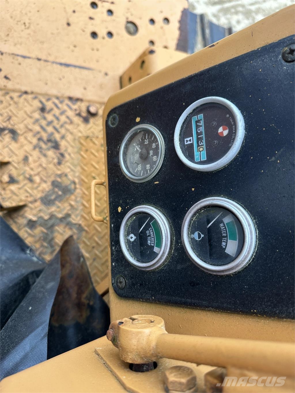 Komatsu D65E-8 بلدوزرات مجنزرة