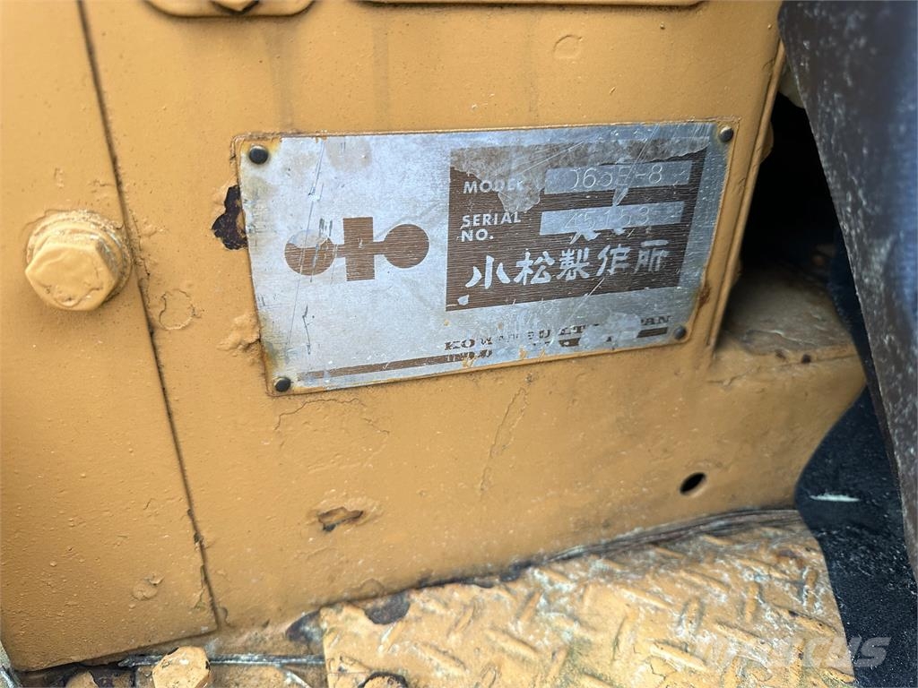 Komatsu D65E-8 بلدوزرات مجنزرة