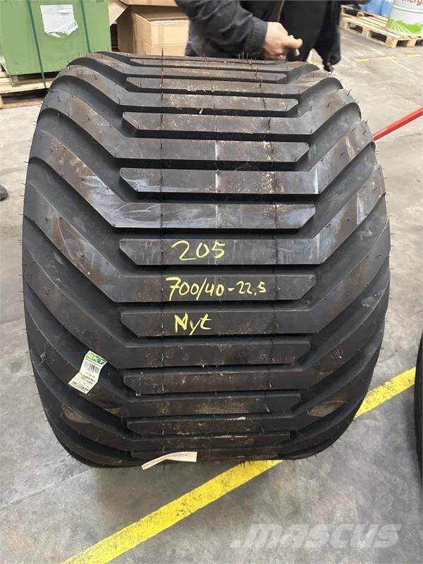 BKT 700/40R22,5 Tyres, wheels and rims