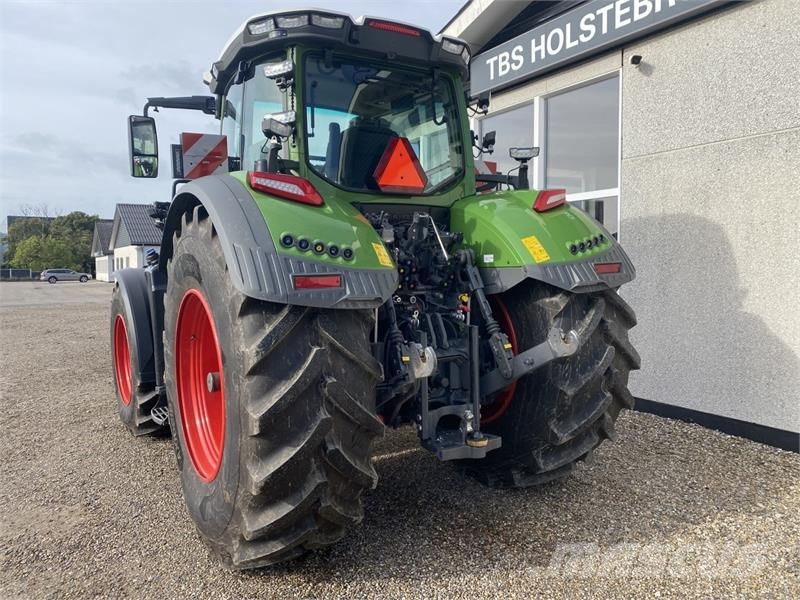 Fendt 832 VARIO GEN5 Traktori