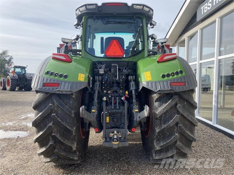 Fendt 832 VARIO GEN5 Traktori