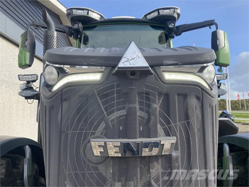 Fendt 832 VARIO GEN5 Traktori