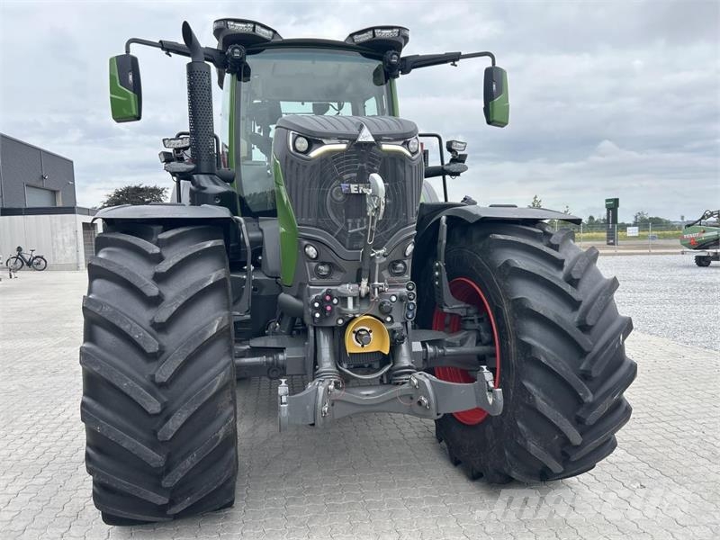 Fendt 832 VARIO GEN5 Трактори