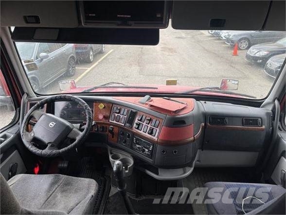 Volvo VNL64T730 Tegljači