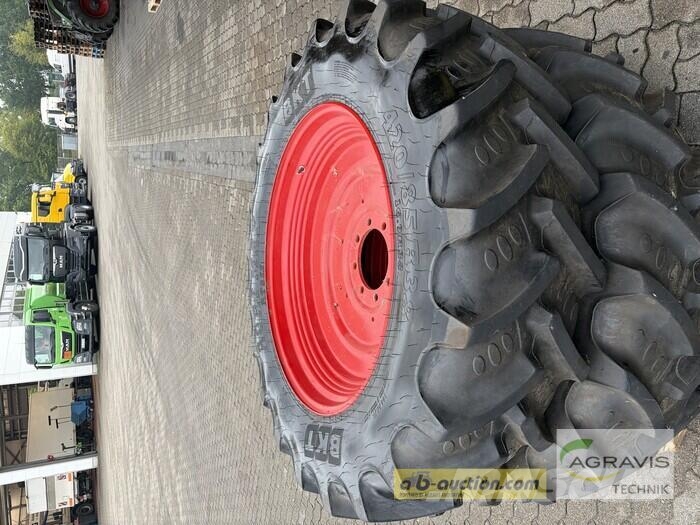 BKT PFLEGEBEREIFUNG BKT 380 / 85 R 24 + 420 / 85 R 38 Opony, koła i felgi
