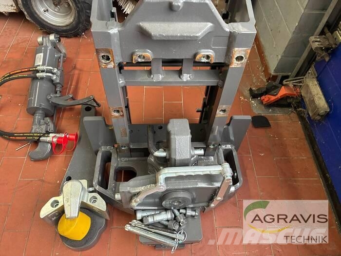 CLAAS ANHÄNGEBOCK Outra maquinaria e acessórios para gado