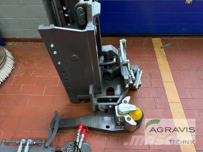 CLAAS ANHÄNGEBOCK Outra maquinaria e acessórios para gado