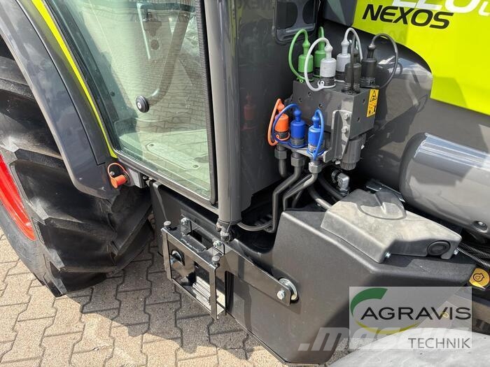 CLAAS NEXOS 220 L الجرارات