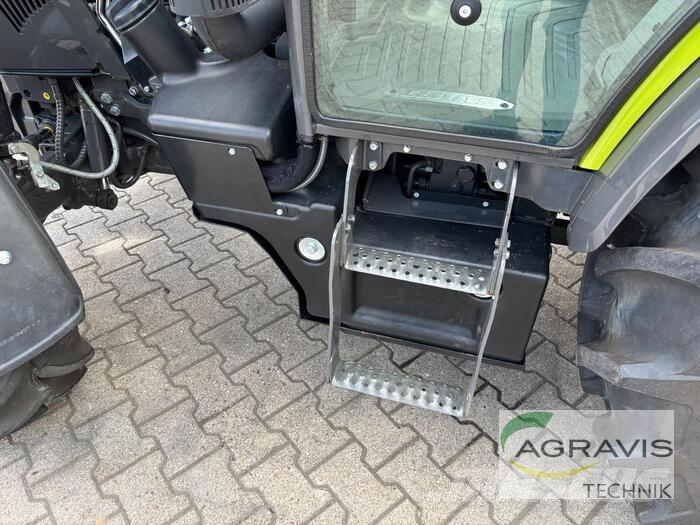 CLAAS NEXOS 220 L الجرارات