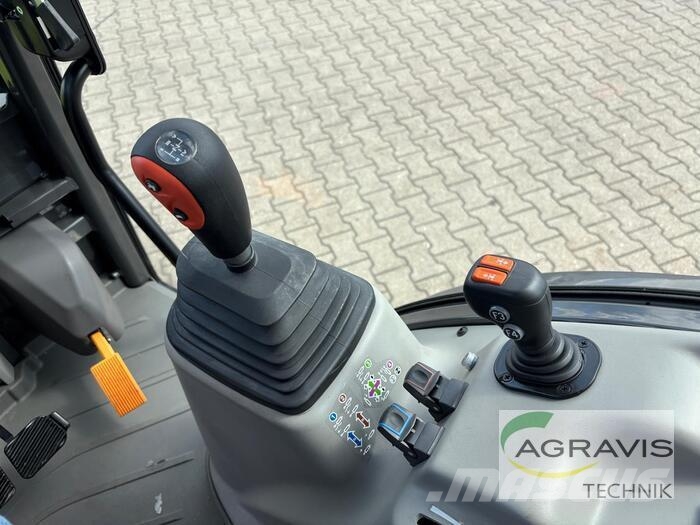 CLAAS NEXOS 220 L الجرارات