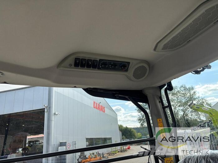 CLAAS NEXOS 220 L الجرارات