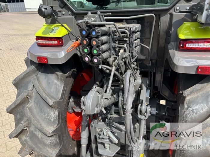 CLAAS NEXOS 220 L الجرارات