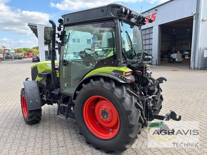 CLAAS NEXOS 220 L الجرارات