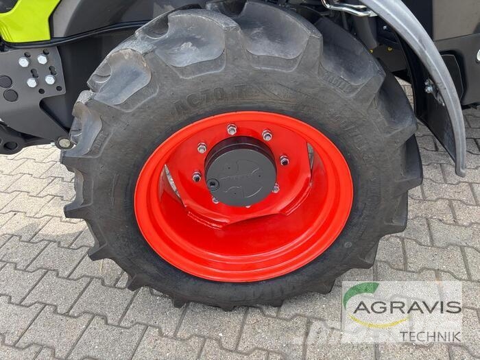 CLAAS NEXOS 220 L الجرارات