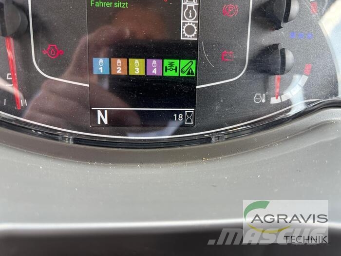 CLAAS NEXOS 220 L الجرارات