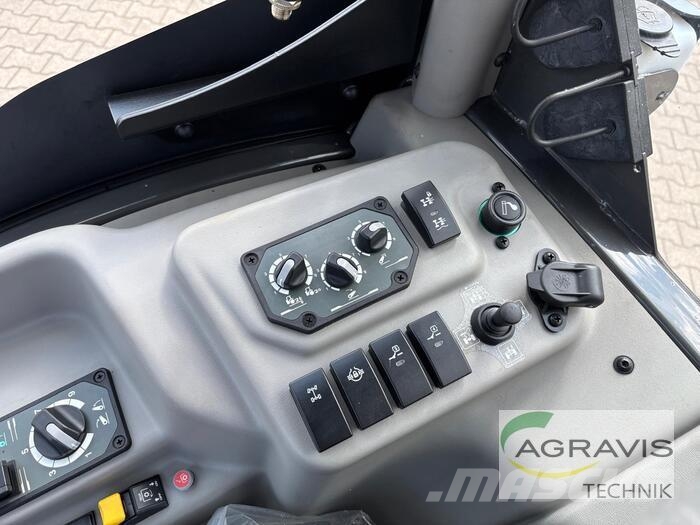 CLAAS NEXOS 220 L الجرارات