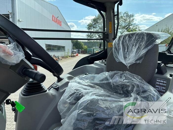 CLAAS NEXOS 220 L الجرارات