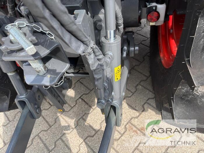 CLAAS NEXOS 220 L الجرارات