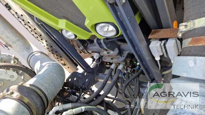 CLAAS XERION 3800 SADDLE TRAC Трактори