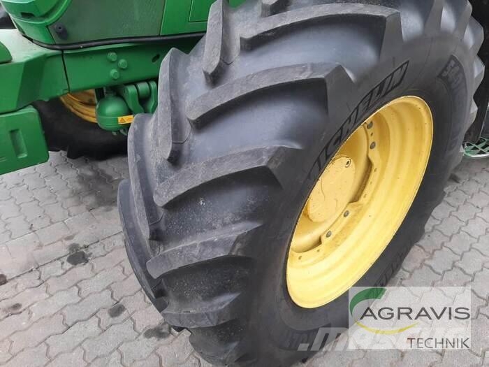 John Deere 6215 R Traktorid