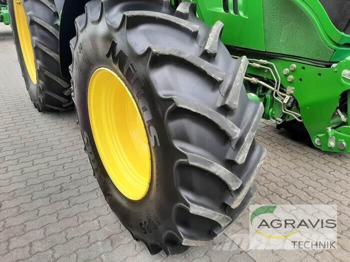 John Deere 6215 R Tractoren
