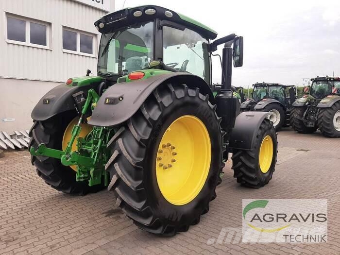 John Deere 6215 R Tractoren