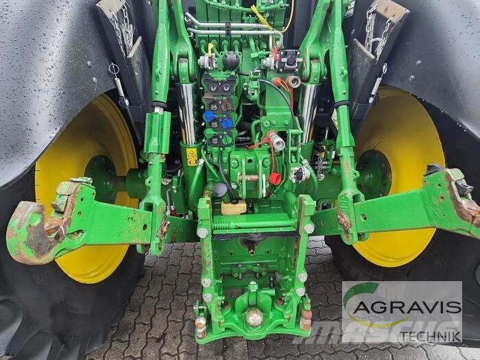 John Deere 6215 R Tractoren