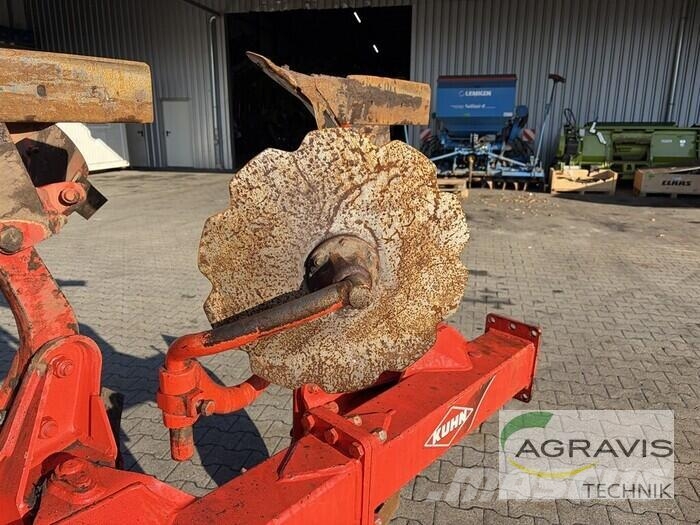 Kuhn VARI-MASTER 152 Dvojstranné pluhy