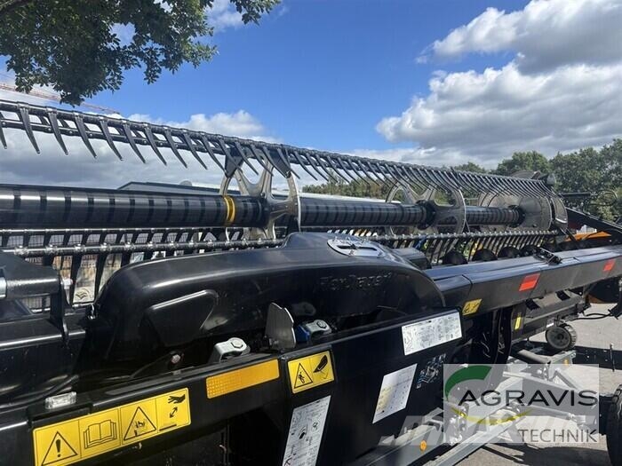 New Holland CR 9.90 RAUPE + MAC DON FD 241 Mietitrebbiatrici