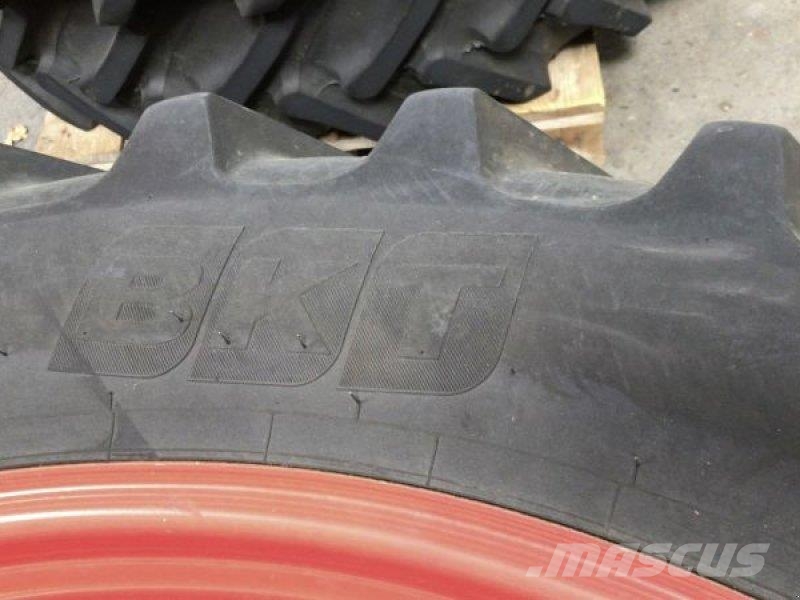Bohnenkamp 12.4R 36 ALLIA., 320/90R50 BKT Traktorer