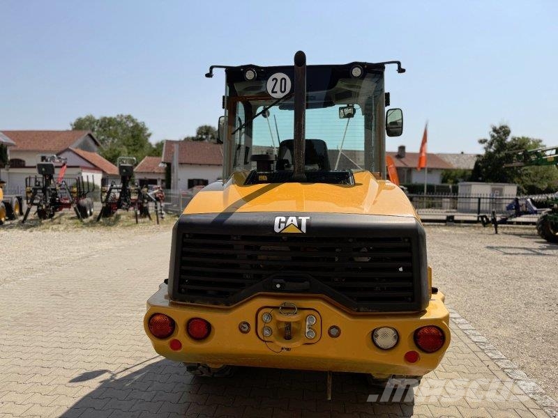 CAT 906 M لوادر بعجل