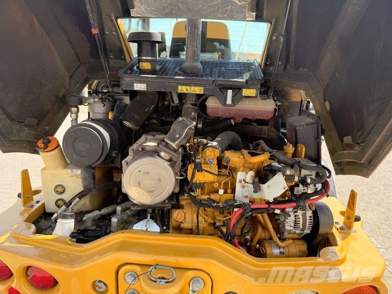 CAT 906 M لوادر بعجل