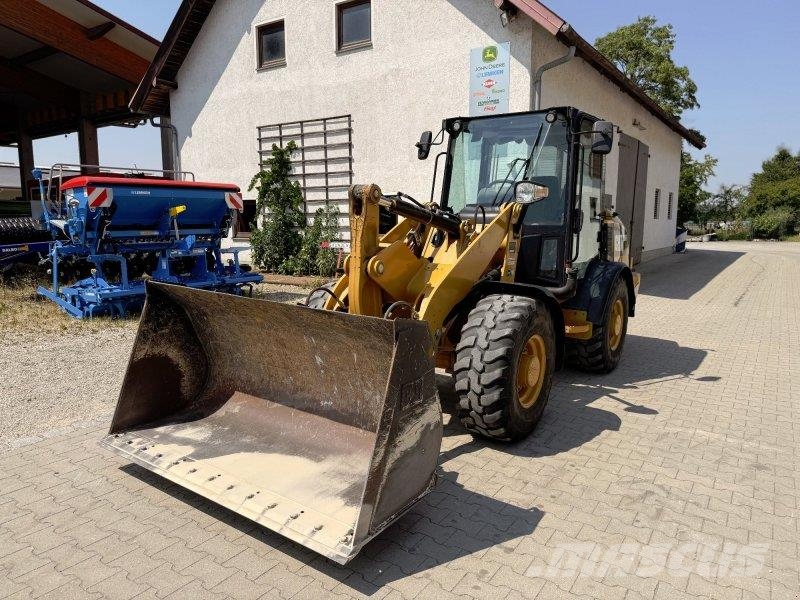 CAT 906 M لوادر بعجل