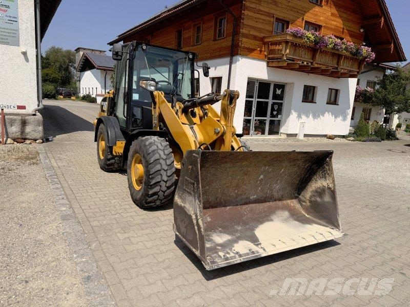CAT 906 M لوادر بعجل