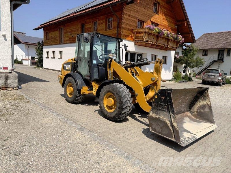 CAT 906 M لوادر بعجل