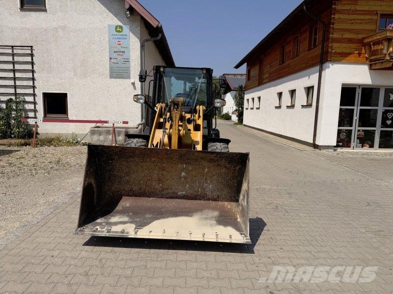 CAT 906 M لوادر بعجل