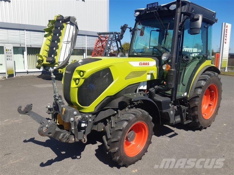 CLAAS Nexos 240 M Advanced 트랙터