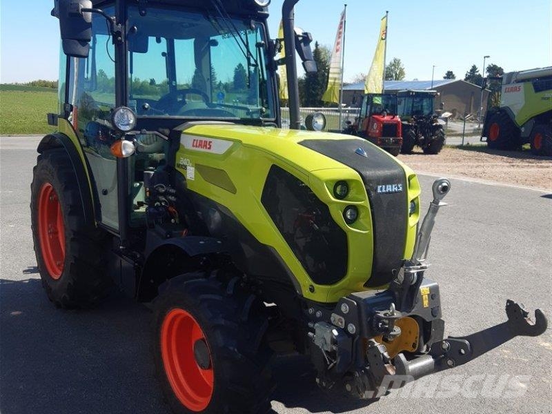 CLAAS Nexos 240 M Advanced 트랙터