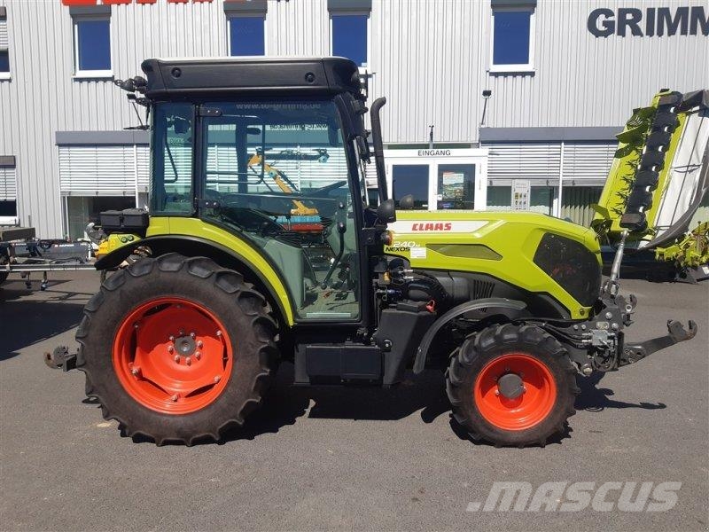 CLAAS Nexos 240 M Advanced 트랙터