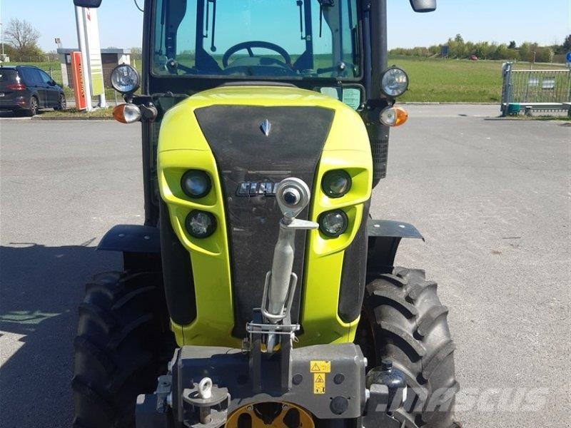 CLAAS Nexos 240 M Advanced 트랙터