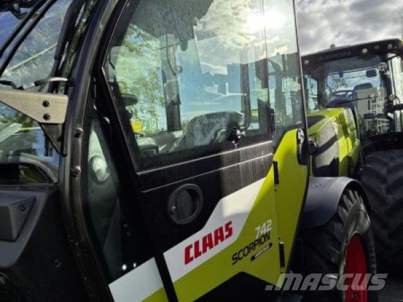 CLAAS SCORPION 742 VARIPOWER مناولات متداخلة