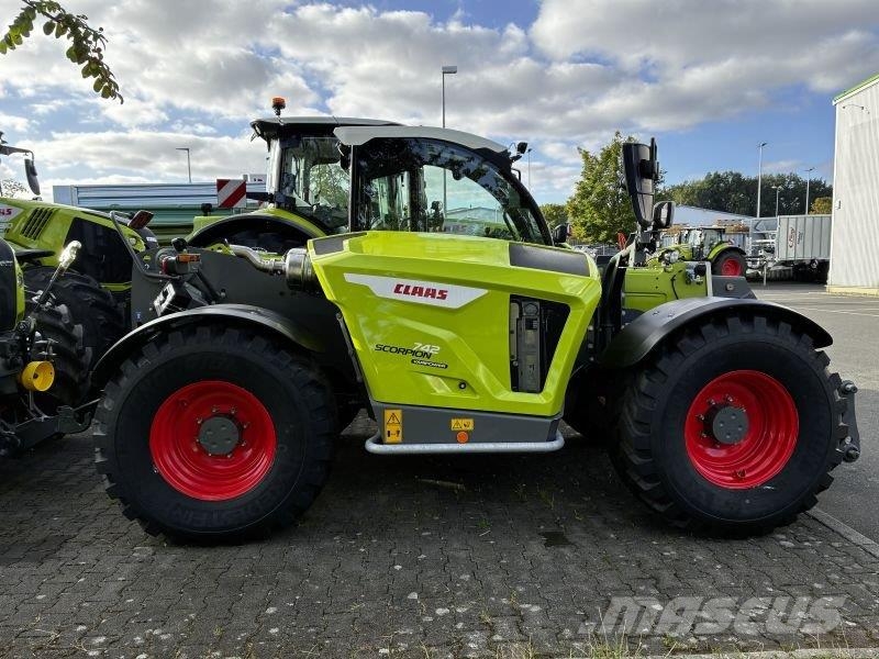 CLAAS SCORPION 742 VARIPOWER مناولات متداخلة