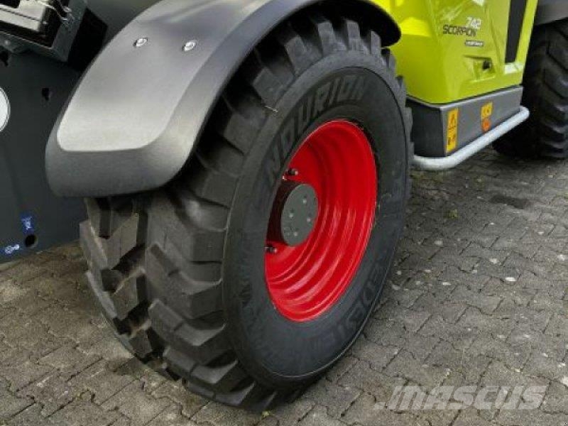 CLAAS SCORPION 742 VARIPOWER مناولات متداخلة