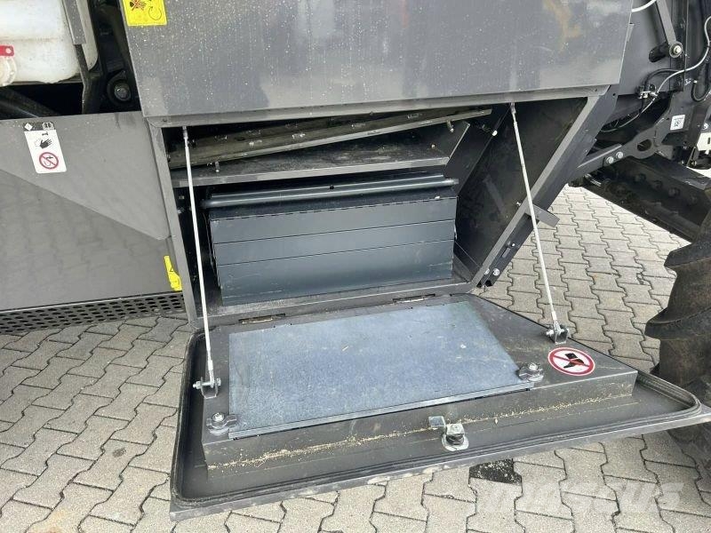 CLAAS TRION 750 Kombajni