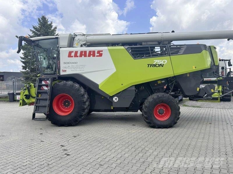 CLAAS TRION 750 Kombajni