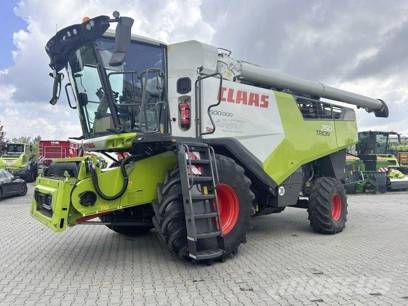 CLAAS TRION 750 Kombajni